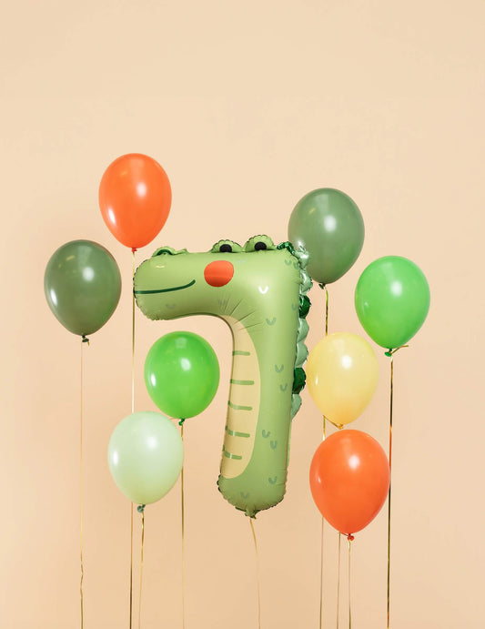 Mise en situation du ballon aluminium crocodile chiffre 7 avec des ballons colorés