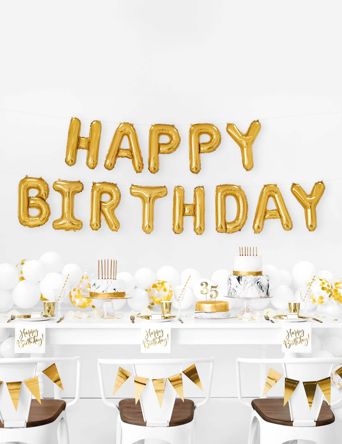 Dekorative Inszenierung von Aluminium-Ballons mit den Buchstaben Happy Birthday für einen goldenen Geburtstag als Girlande