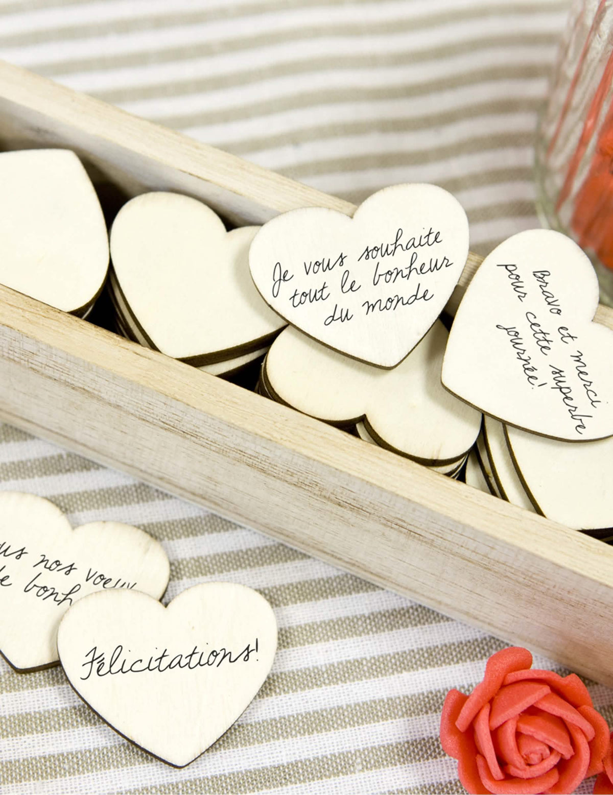 Gros plan sur les messages écrits sur les cœurs de la boîte de cœurs en bois pour mariage