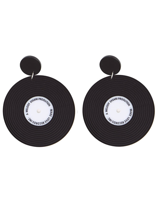 Gros plan sur la paire de boucles d'oreilles disques vinyles rétro