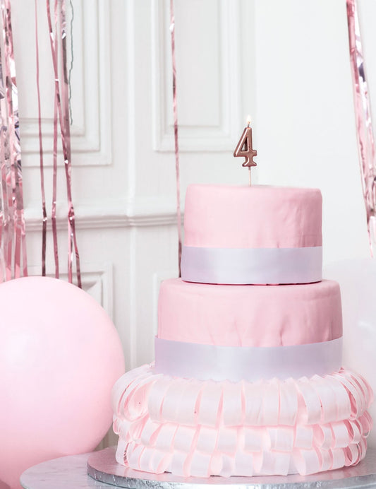 Mise en situation sur un gâteau de la bougie d'anniversaire chiffre 4