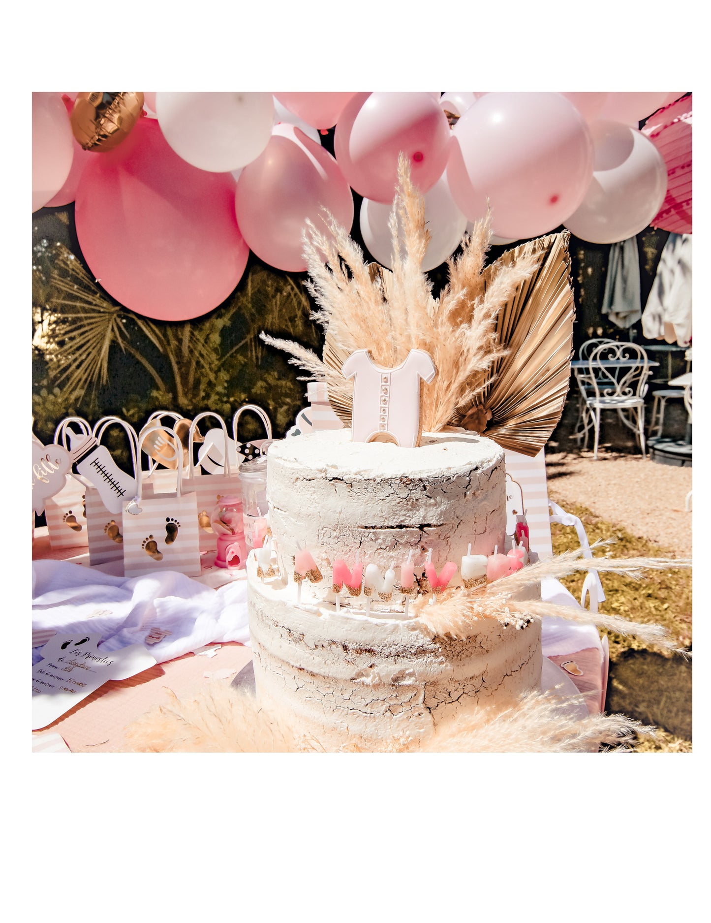 Mise en situation sur un gâteau des bougies sur pic Joyeux anniversaire