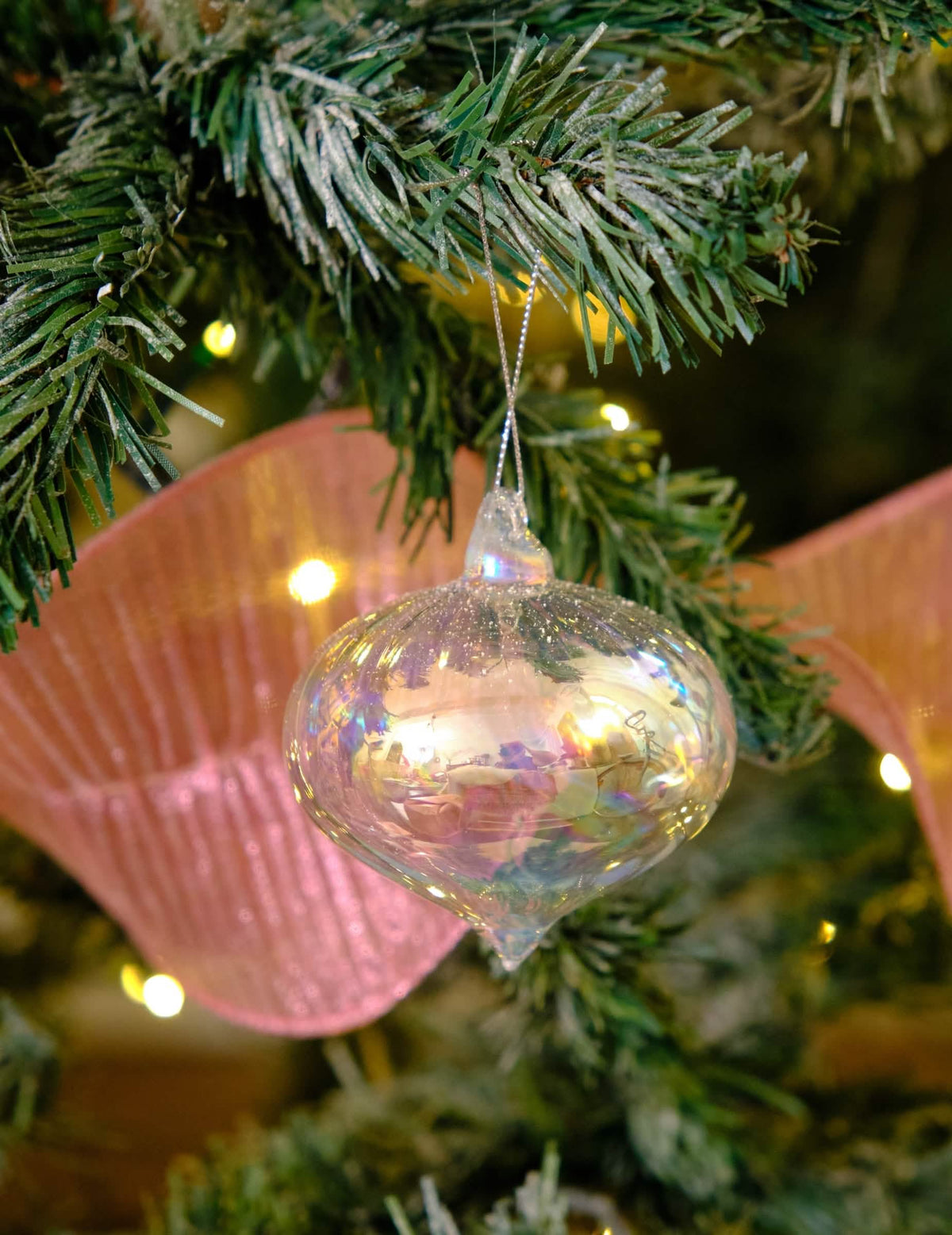 Mise en situation sur une branche de la boule de noël en verre goutte pour décoration de fête