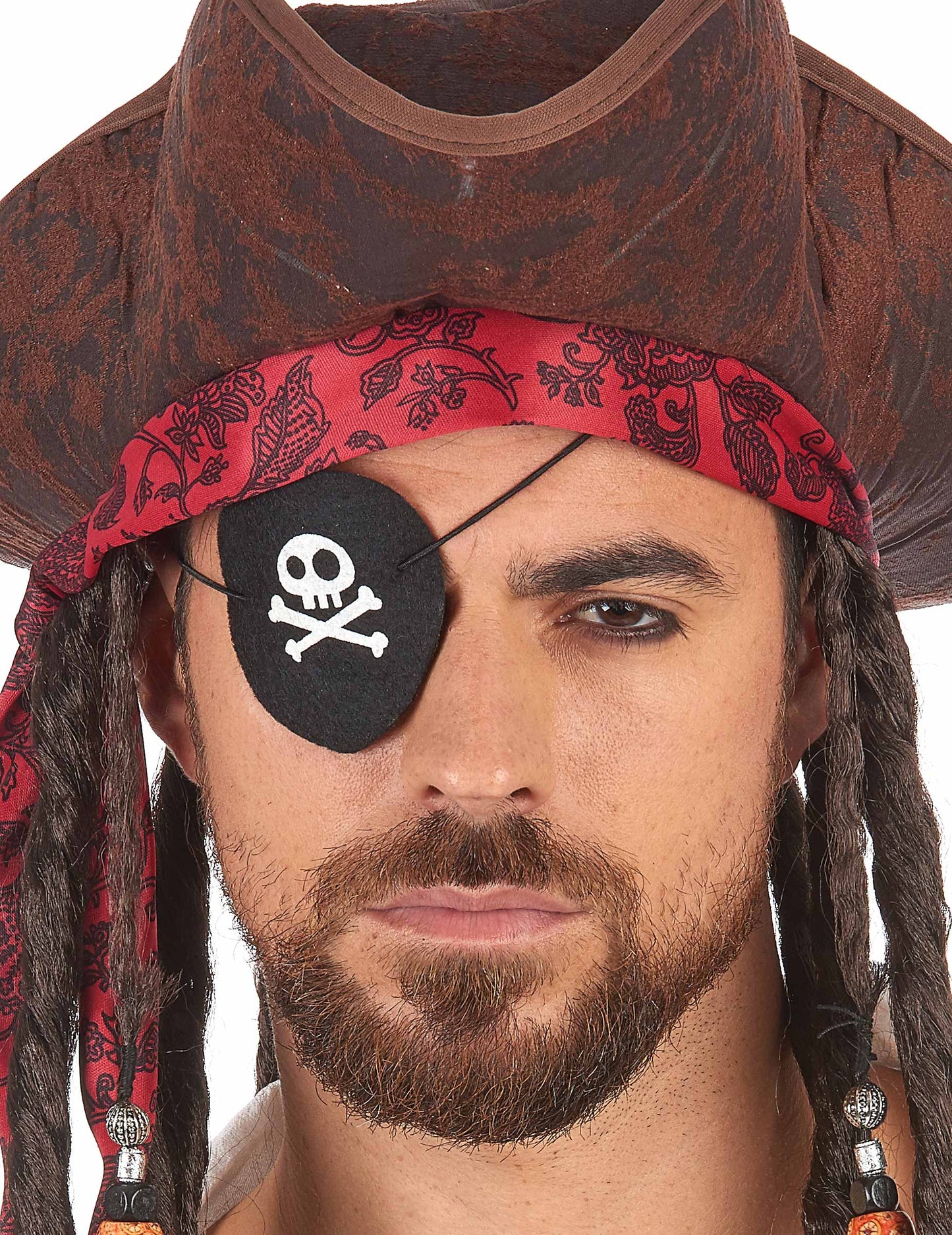 Gros plan sur la tête de mort du cache oeil pirate pour adulte