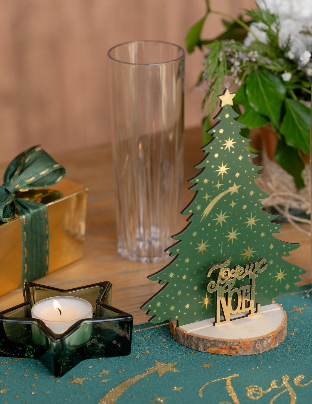 Centre de table Étoile Filante en bois vert sapin 12 x 8 x 16 cm