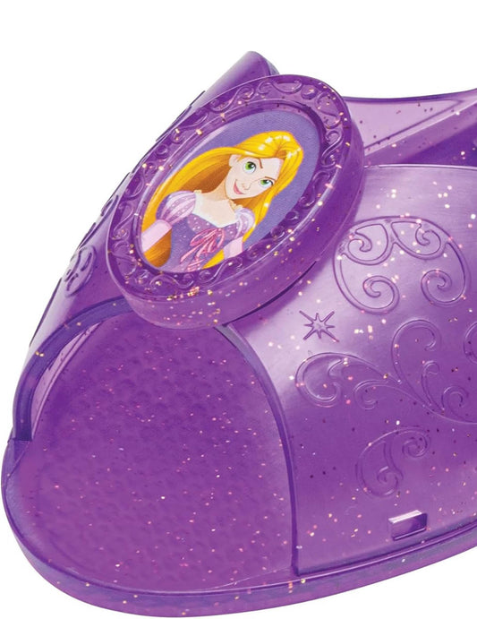 Détail du médaillon des chaussures de princesse Raiponce