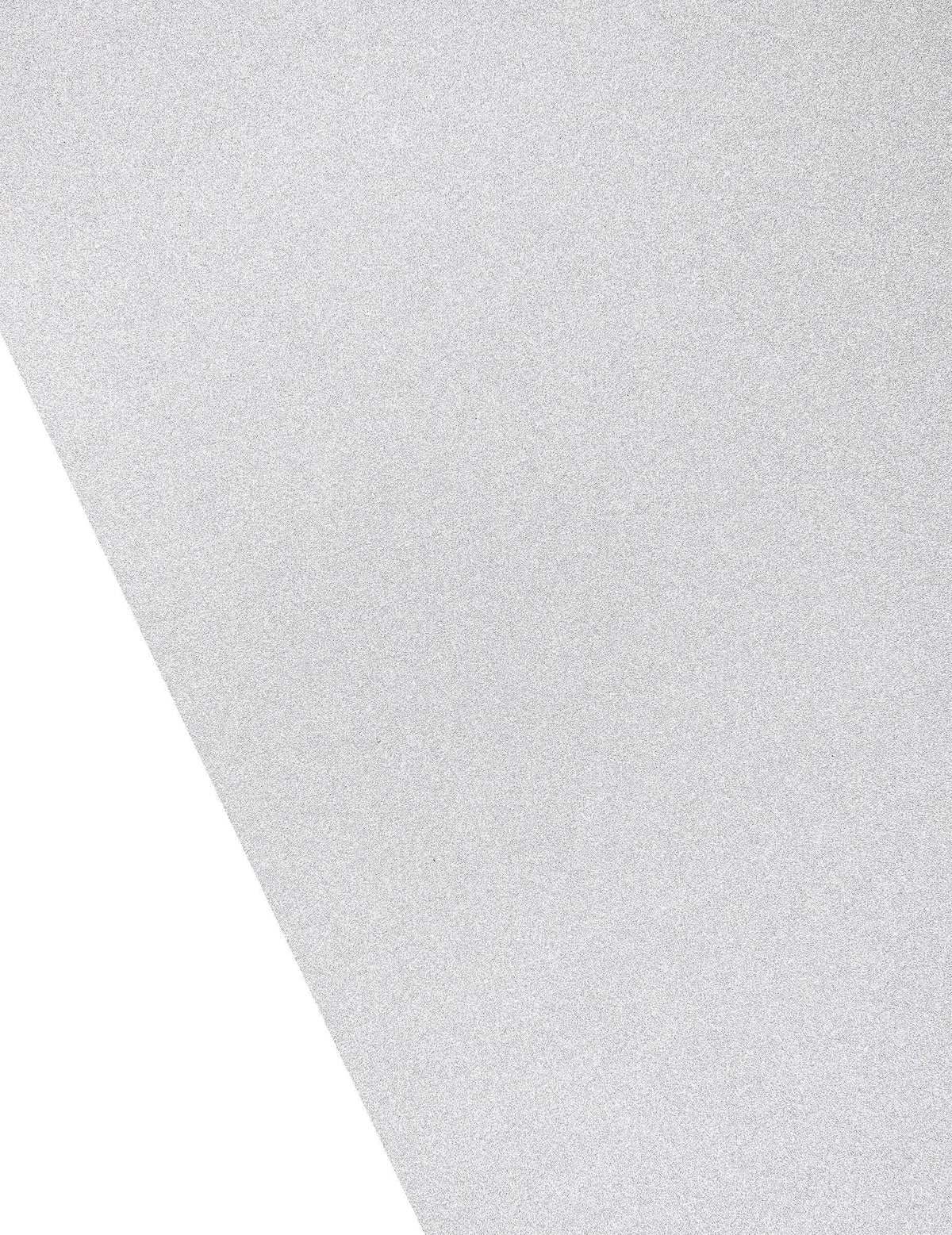 Gros plan sur la texture du chemin de table à paillettes pour décoration de fête argenté effet métal