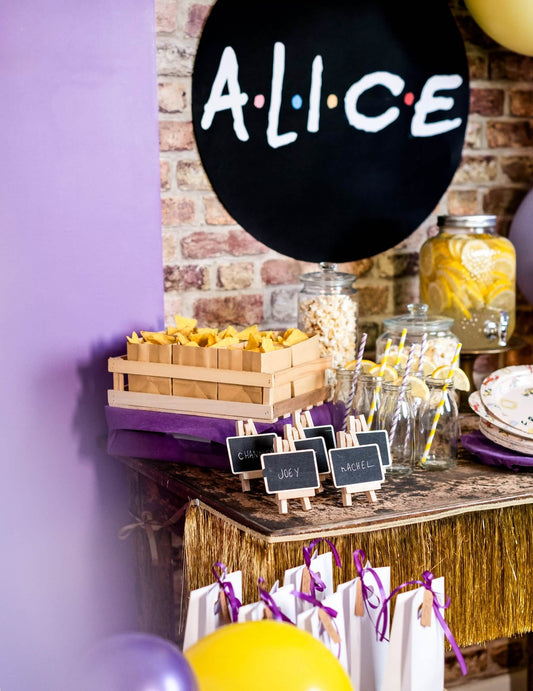 Mise en situation sur une table de fête du chevalet avec ardoise marque-place pour décoration en bois