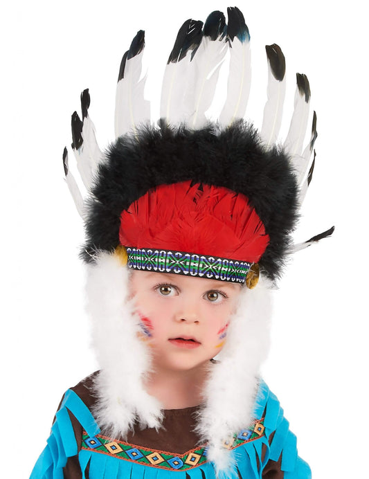 Gros plan de la coiffe chef indien avec plumes pour enfant