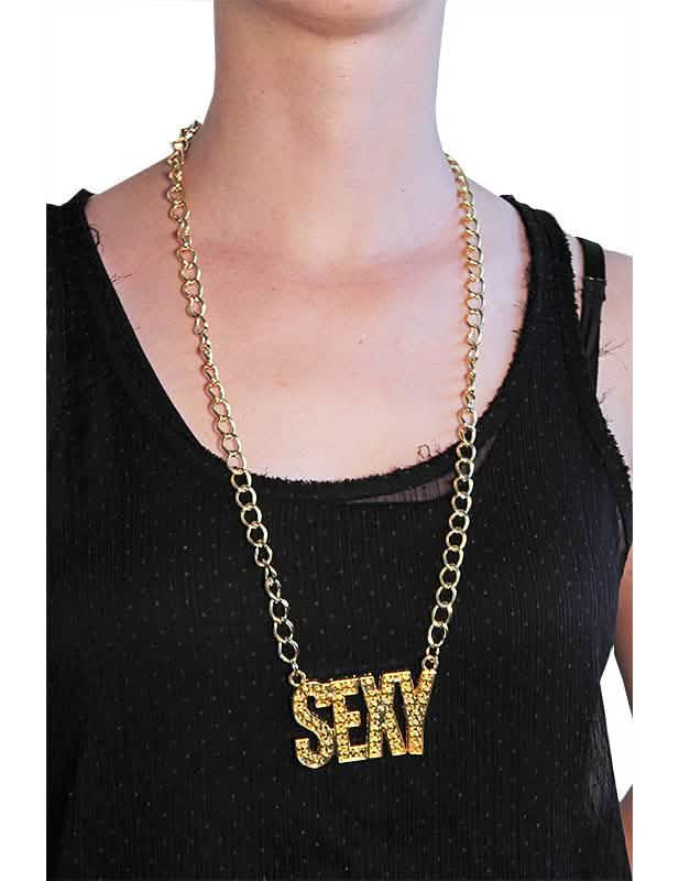Gros plan sur le pendentif du collier sexy