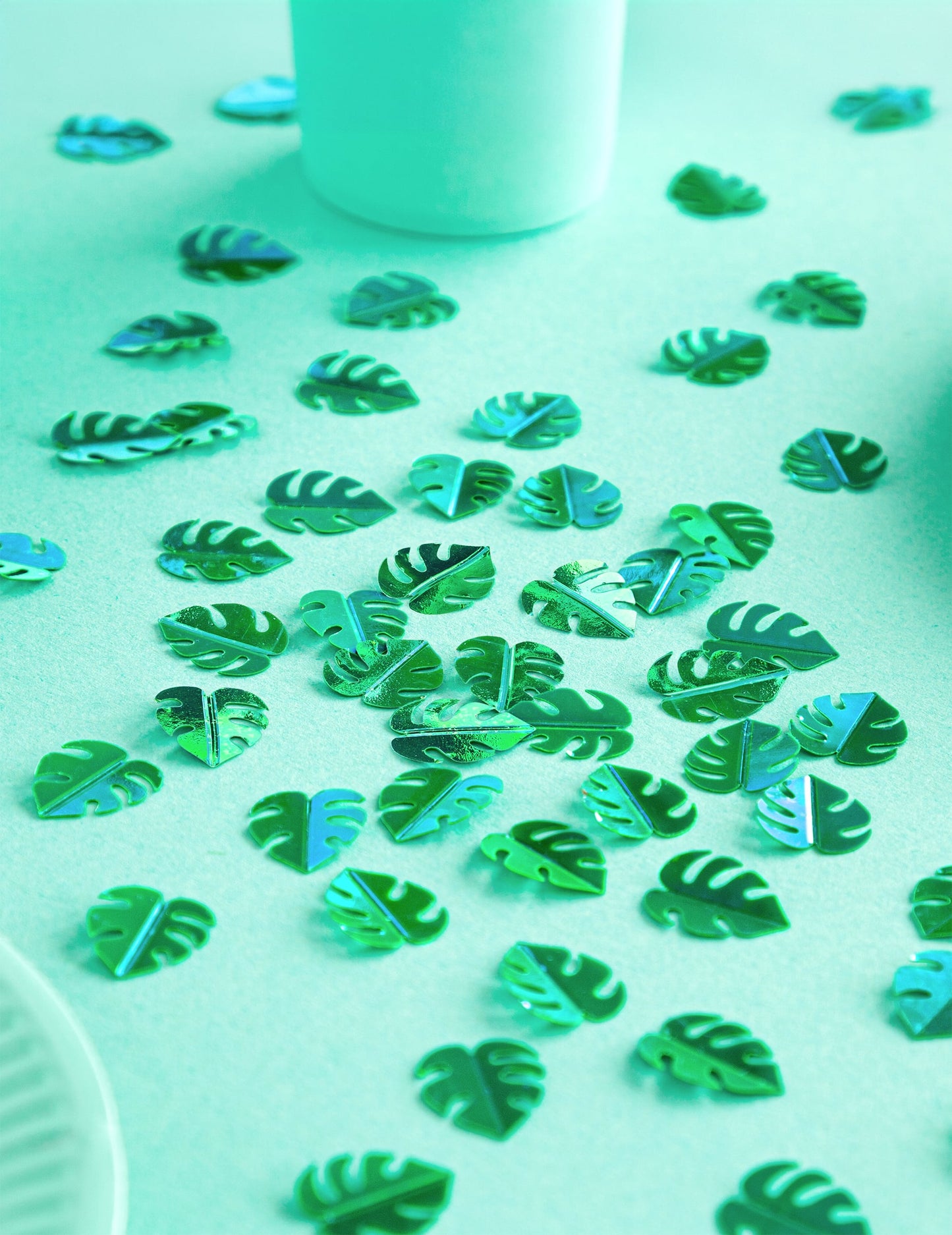 Gros plan sur les confettis de table feuilles tropicales pour décoration