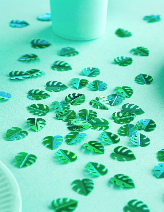 Gros plan sur les confettis de table feuilles tropicales pour décoration