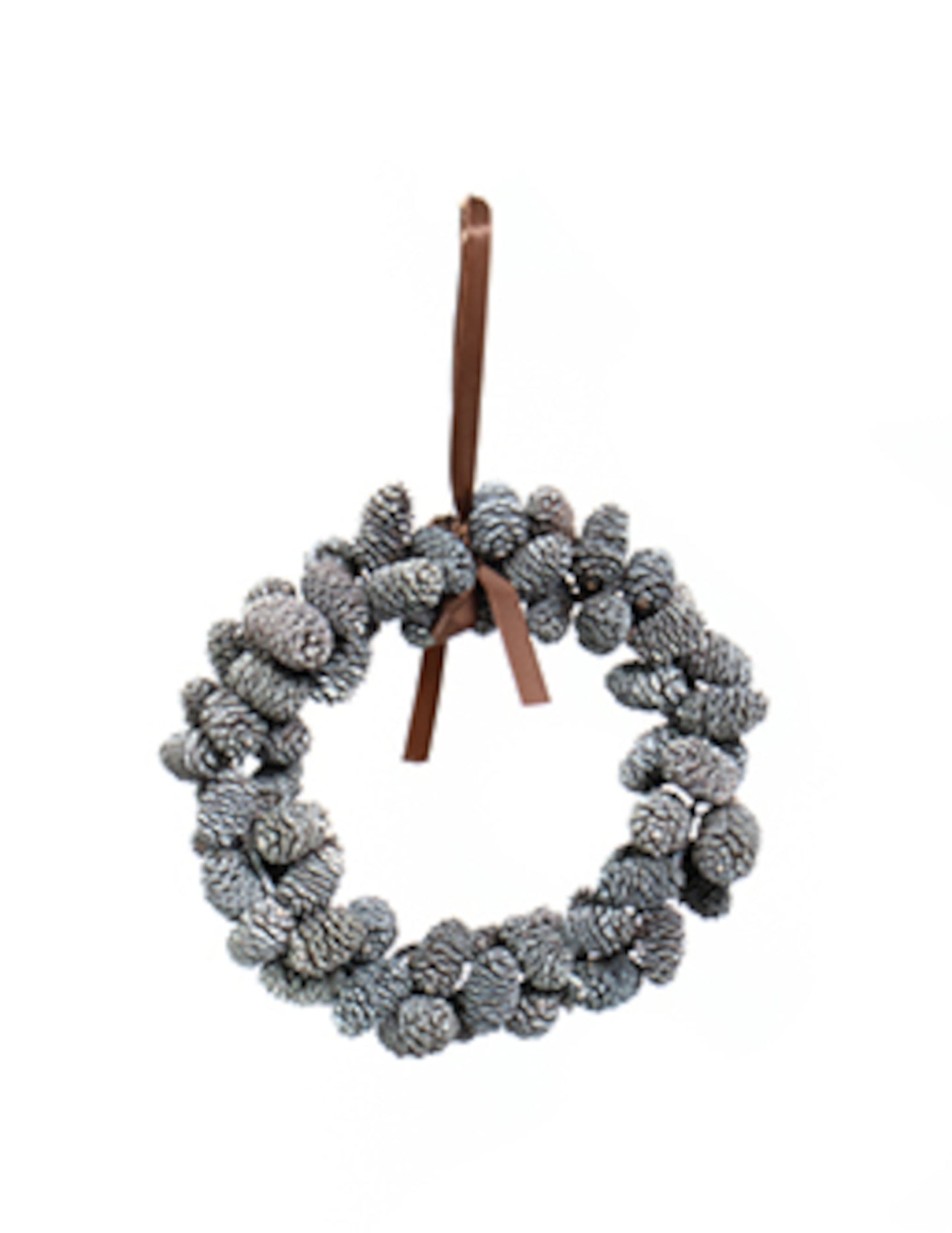 Couronne à suspendre pommes de pin enneigées pour décoration de Noël grise avec ruban marron