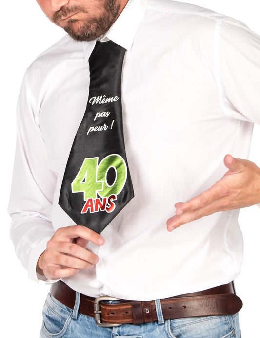 Vue de face de la cravate humoristique 40 ans