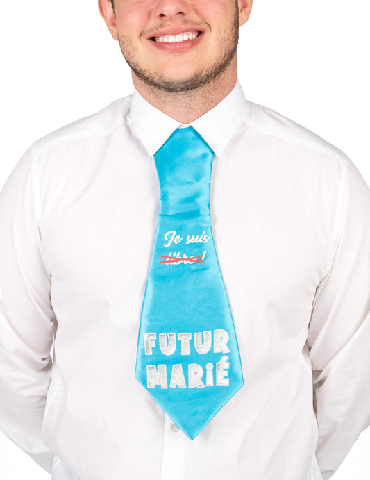 Gros plan sur l'inscription de la cravate humoristique d'enterrement de vie de garçon