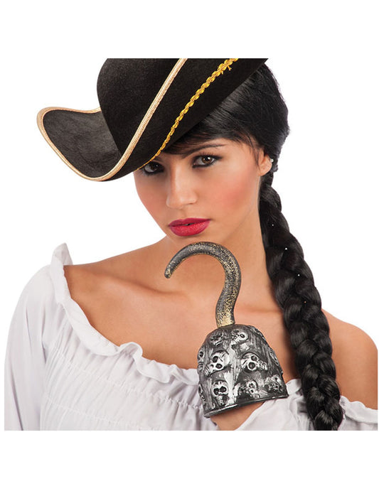 Mise en situation du crochet de pirate tête de mort pour adulte