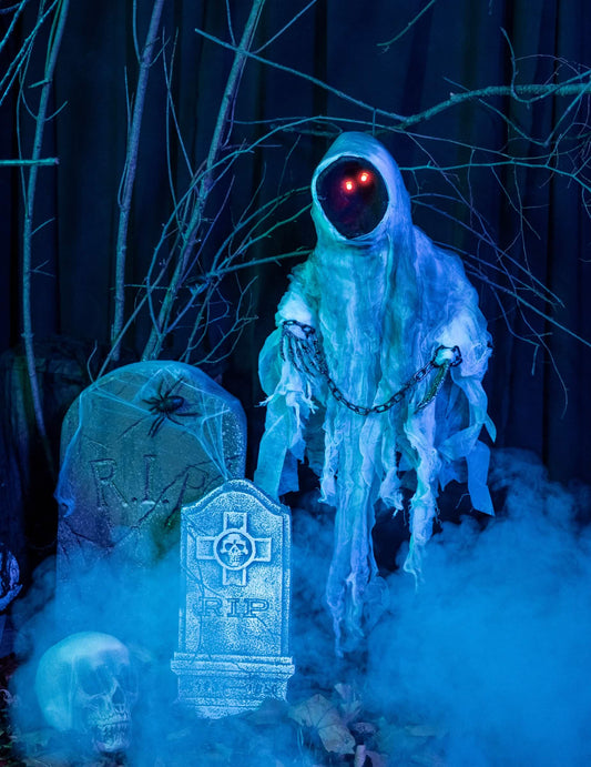Mise en scène de la décoration à suspendre squelette enchaîné pour Halloween