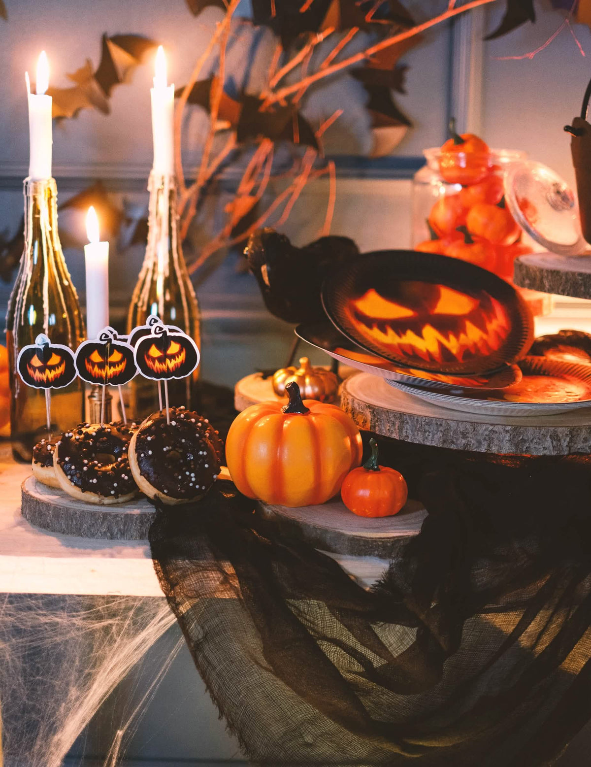 Mise en situation sur table de la décoration drap Halloween