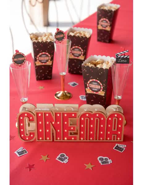 Tischdekoration aus beleuchtetem Holz für eine festliche Tafel Kino