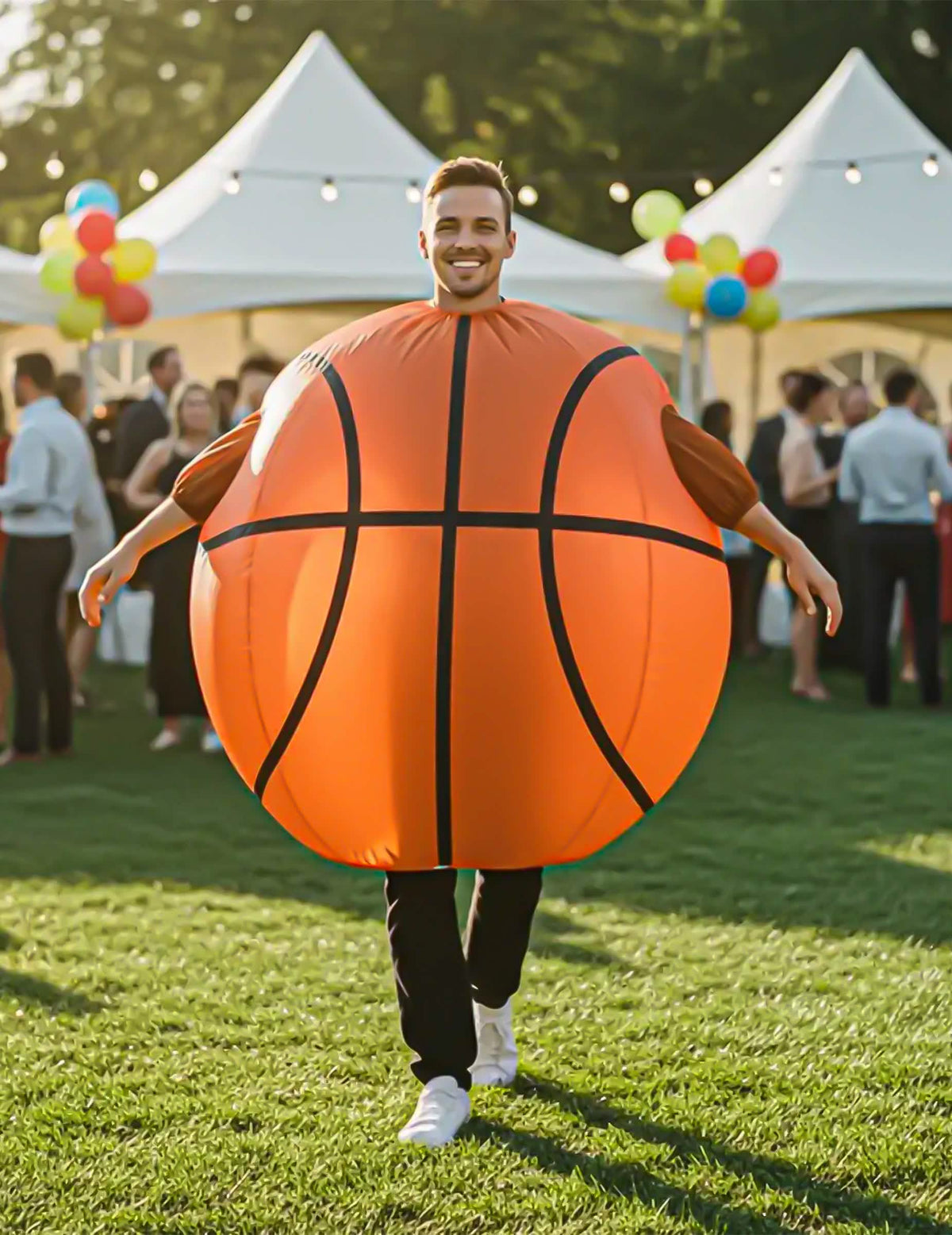 Inszenierung bei einer Kostümparty Huckepack-Basketballballon