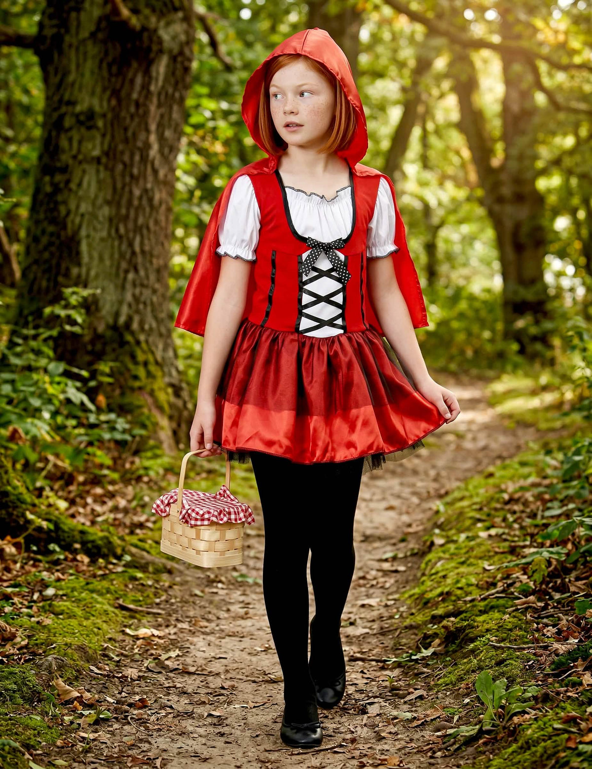 Mise en situation en forêt du déguisement de chaperon rouge pour fille