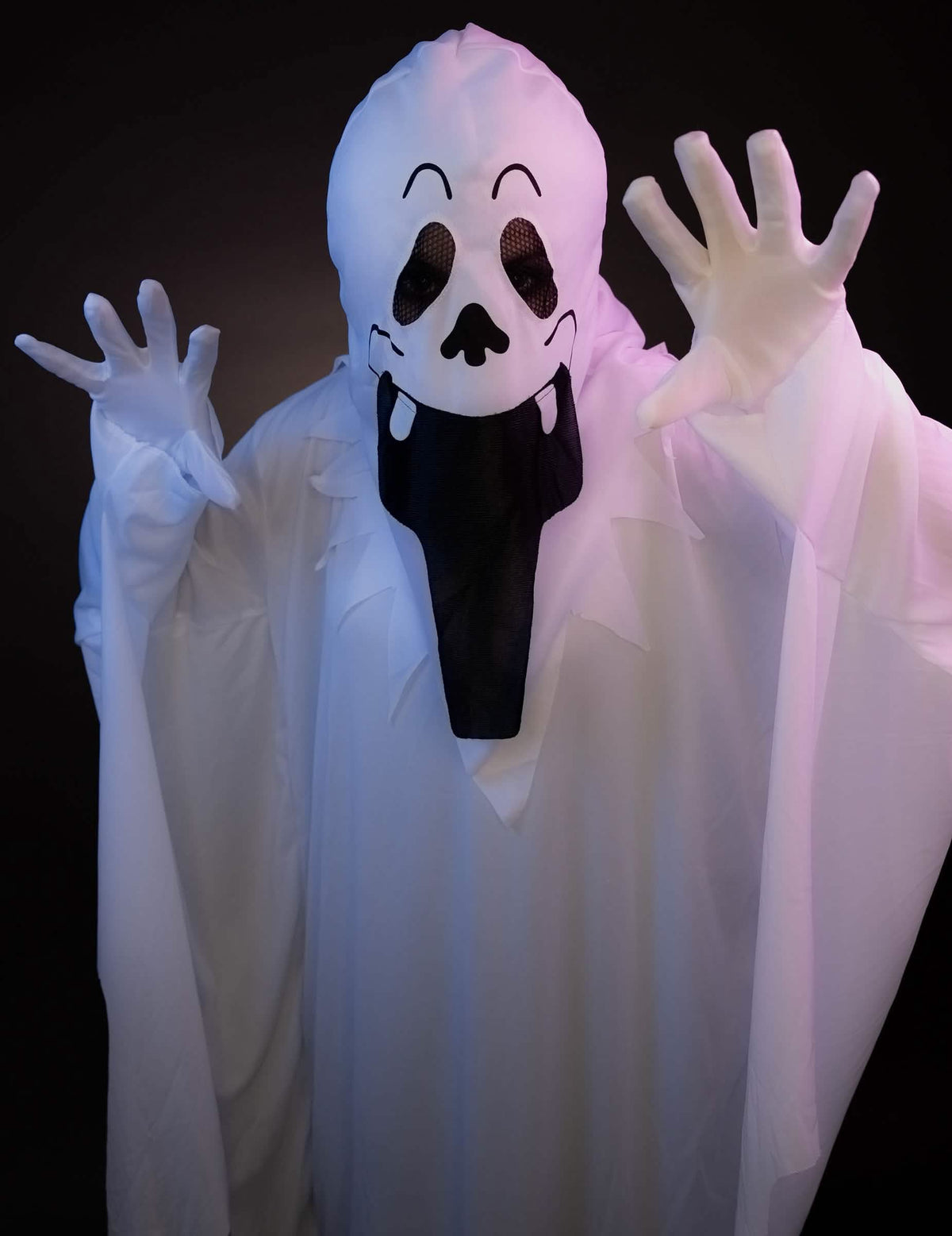Nahaufnahme der Maske des Halloween-Geisterkostüms