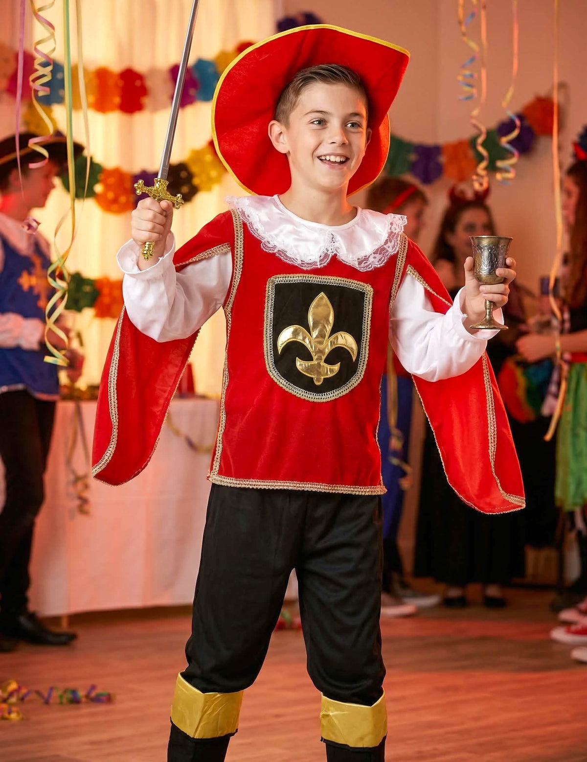 Situation mit accessoires des Musketierkostüms für Jungen