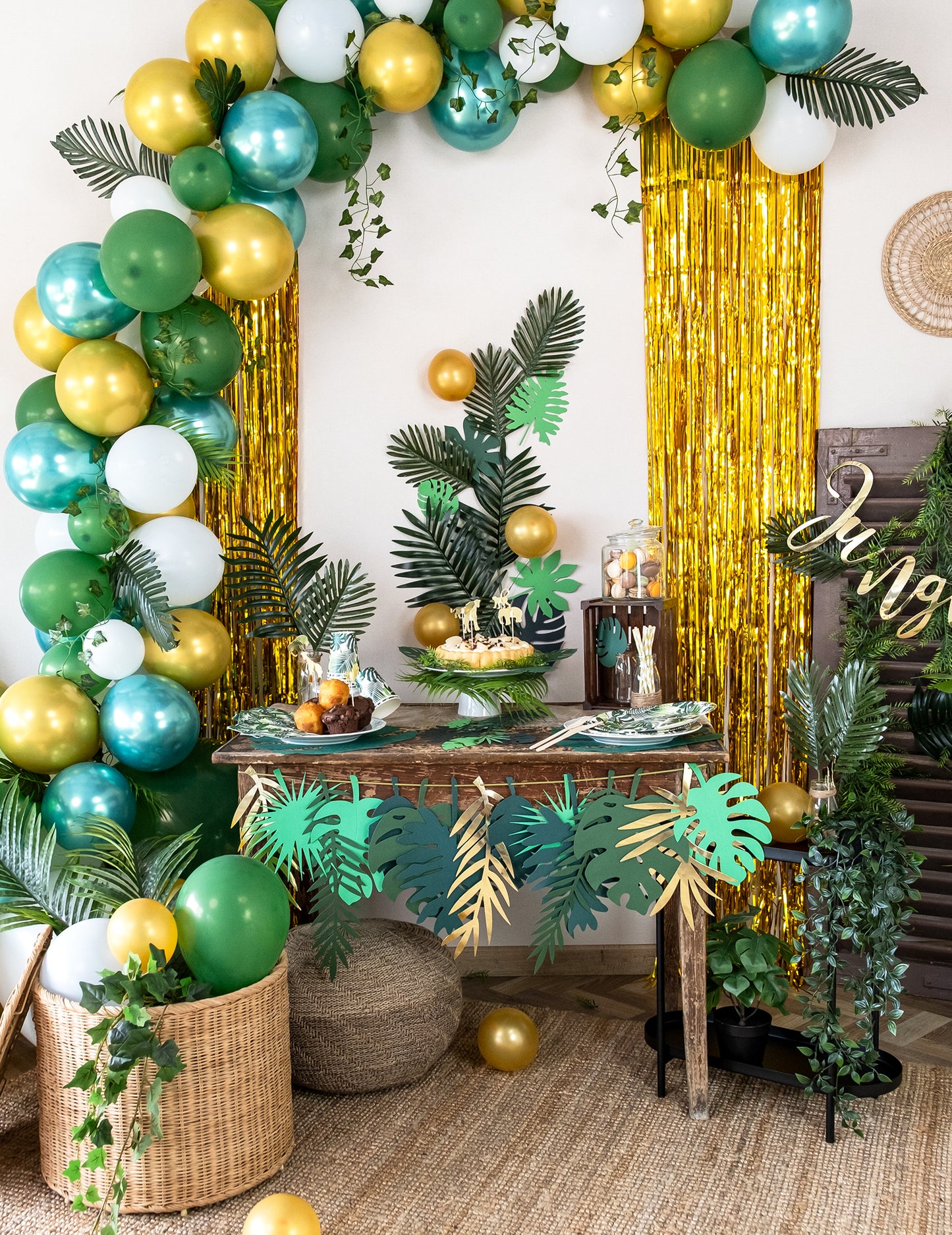 Mise en scène festive de la feuille de palmier phoenix artificielle déco tropicale