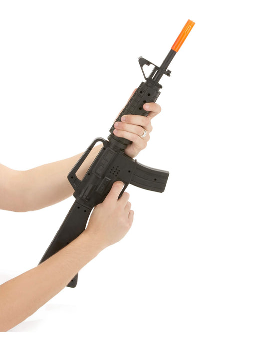 Prise en main du fusil d'assaut sonore M16 de soldat