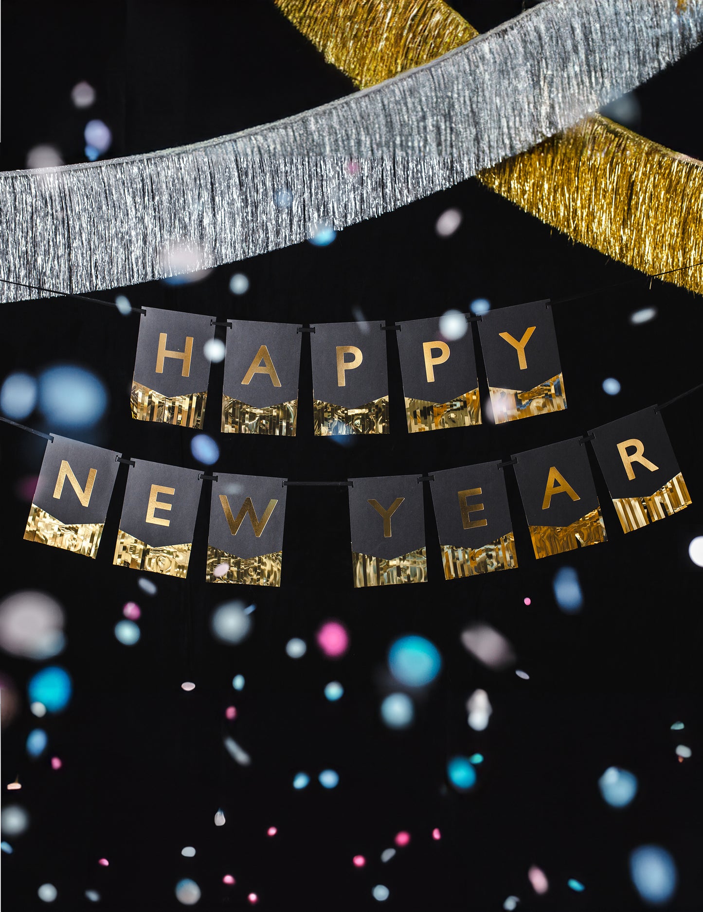 Mise en scène festive avec confettis de la guirlande à fanions Happy New Year