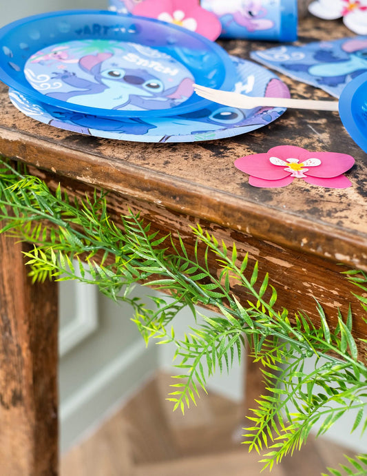 Mise en situation sur une table de la guirlande de fougères pour décoration jungle