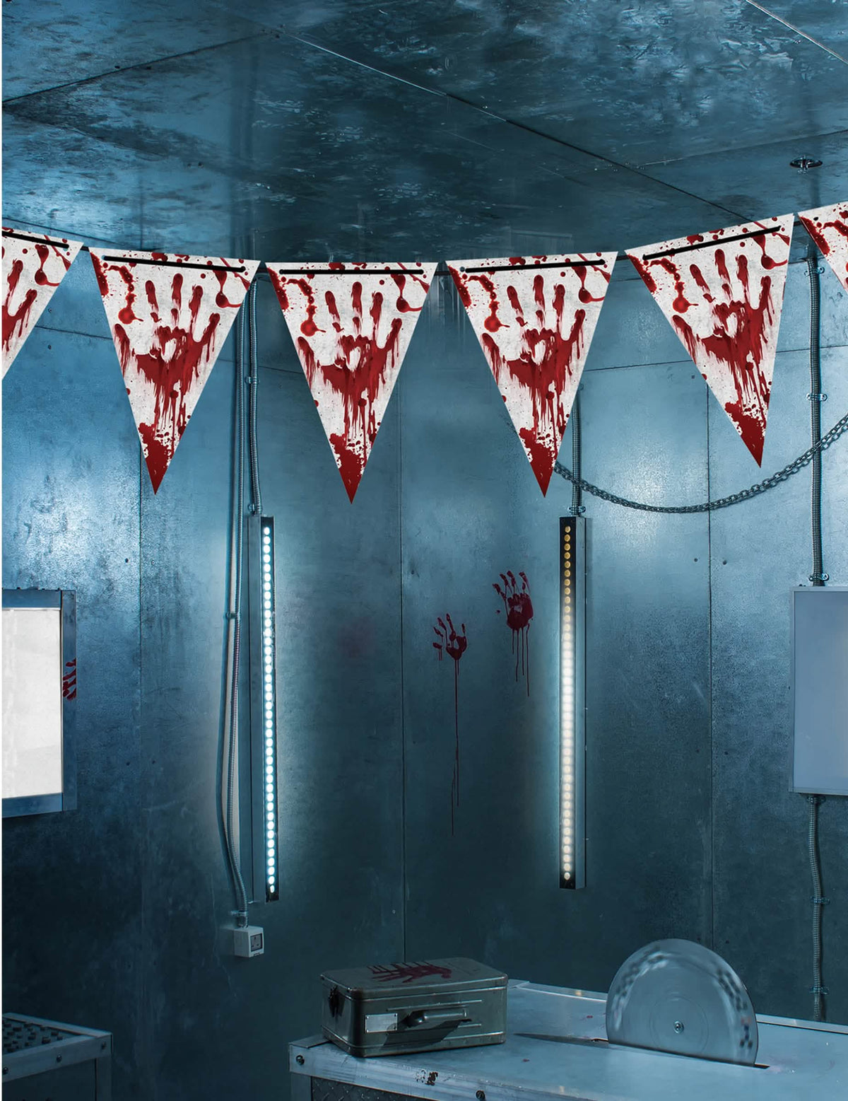 Mise en scène en décor de la guirlande fanions en papier Halloween ensanglanté