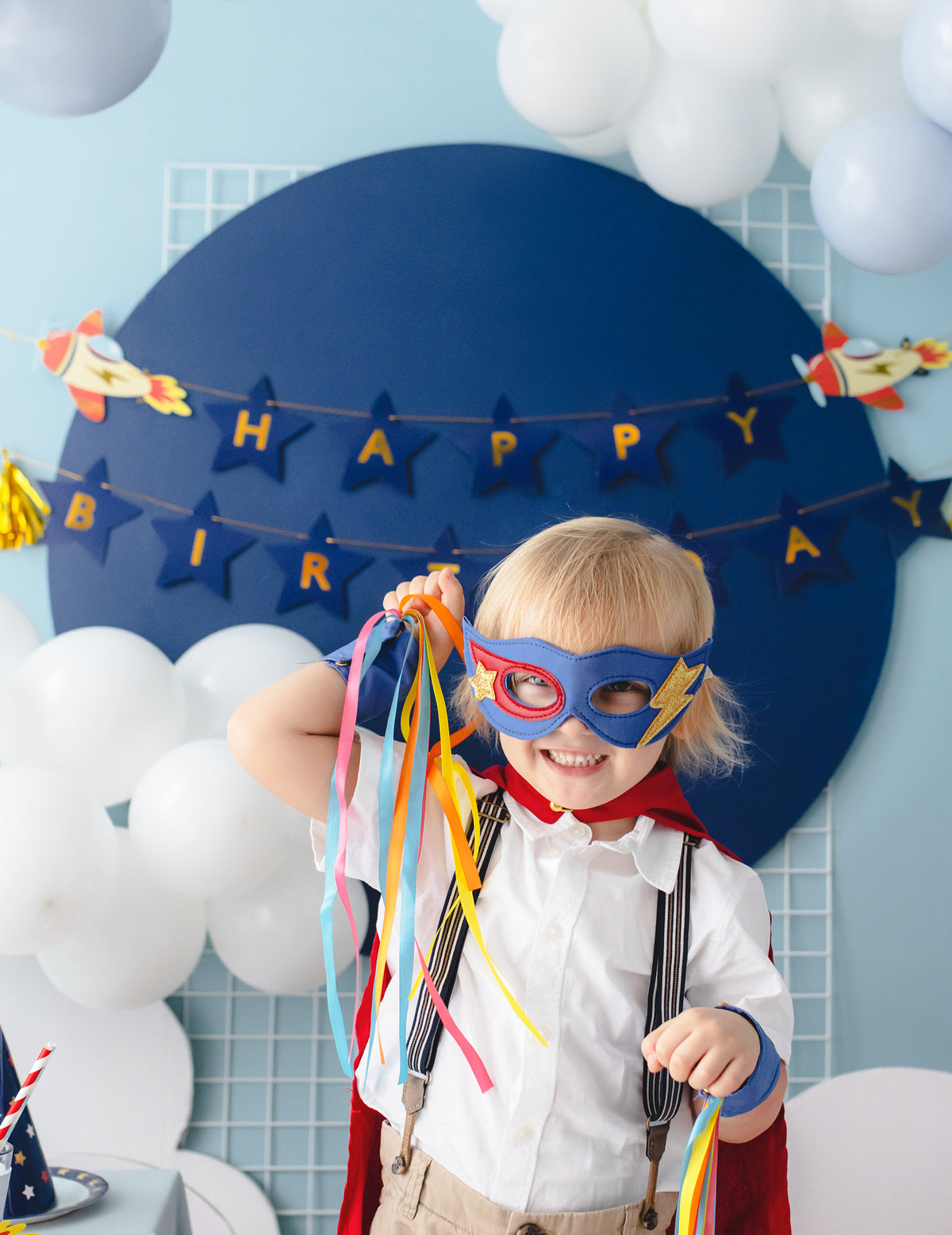 Mise en situation avec un enfant de la guirlande happy birthday petit avion