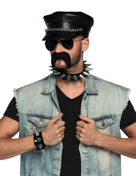 Gros plan sur la casquette et le collier à pointes du kit d'accessoires rockeur pour adulte