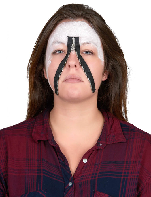 Détail de l'application sur le visage du kit maquillage fermeture éclair Halloween