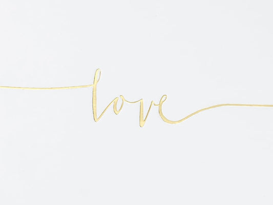 Gros plan sur les lettres dorées du livre d'or love
