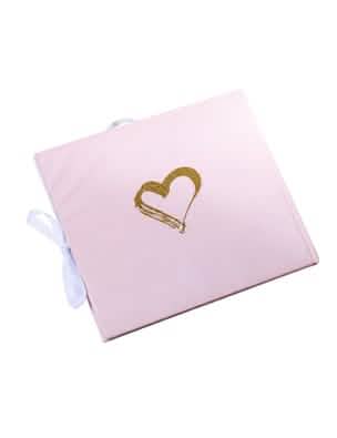 Détail du cœur doré pailleté sur la couverture du Livre d'or Mlle devient Madame
