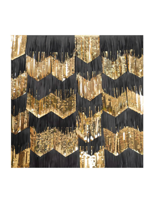 Détail du motif à chevrons du lot de 7 guirlandes tassels de fête pour décoration noires et or