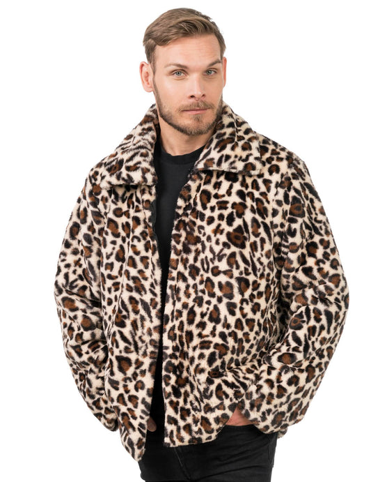 Vue de face du manteau en fausse fourrure léopard