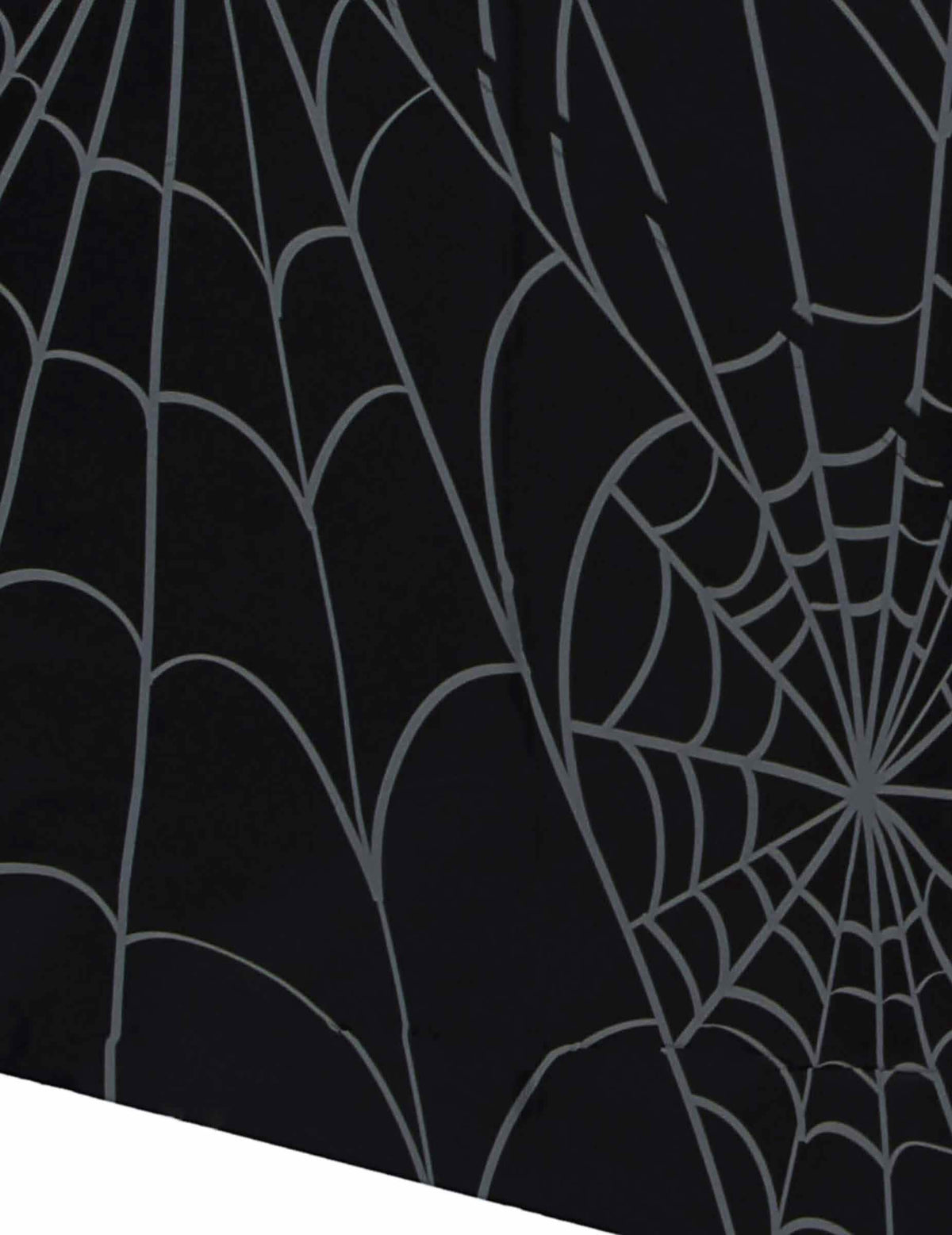 Détail du motif de la nappe en papier toiles d'araignées