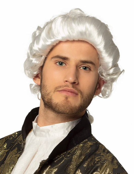 Gros plan sur les boucles de la perruque baroque pour homme