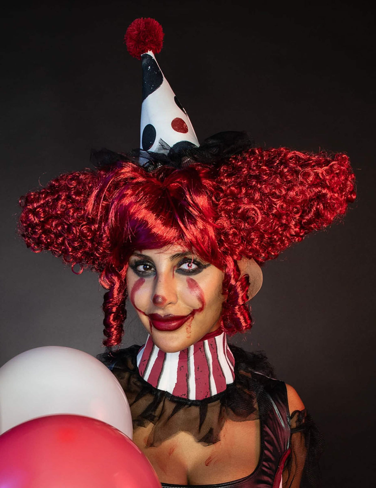 Vue de face avec mini chapeau de la perruque clown psycho pour femme