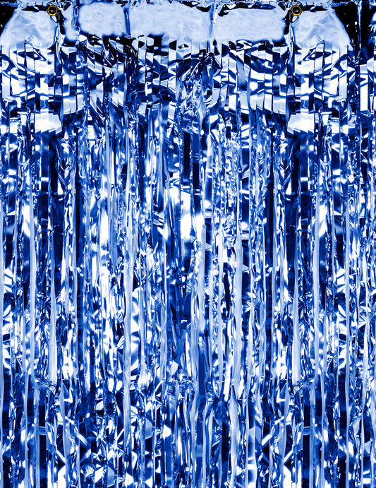 Détail des franges scintillantes du rideau de fils métallisé pour fête bleu nuit