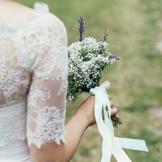 Mise en situation sur un bouquet du ruban satin pour mariage et fête