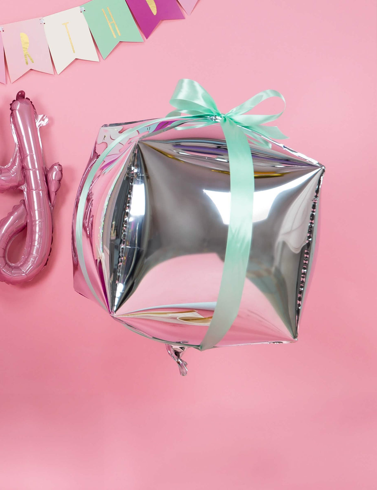 Mise en situation sur un ballon du ruban satin pour décoration
