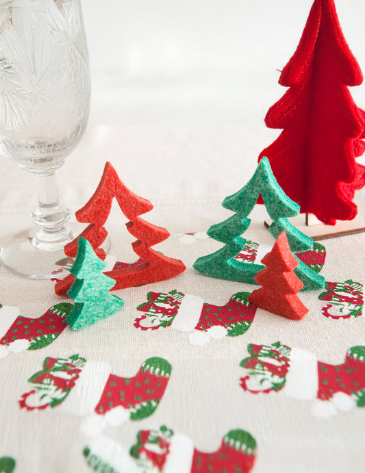 Mise en situation sur une table des sapins en feutrine de Noël pour décoration