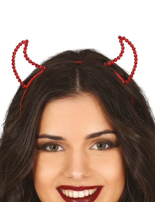 Gros plan sur les cornes du serre-tête diablesse à strass pour femme rouge