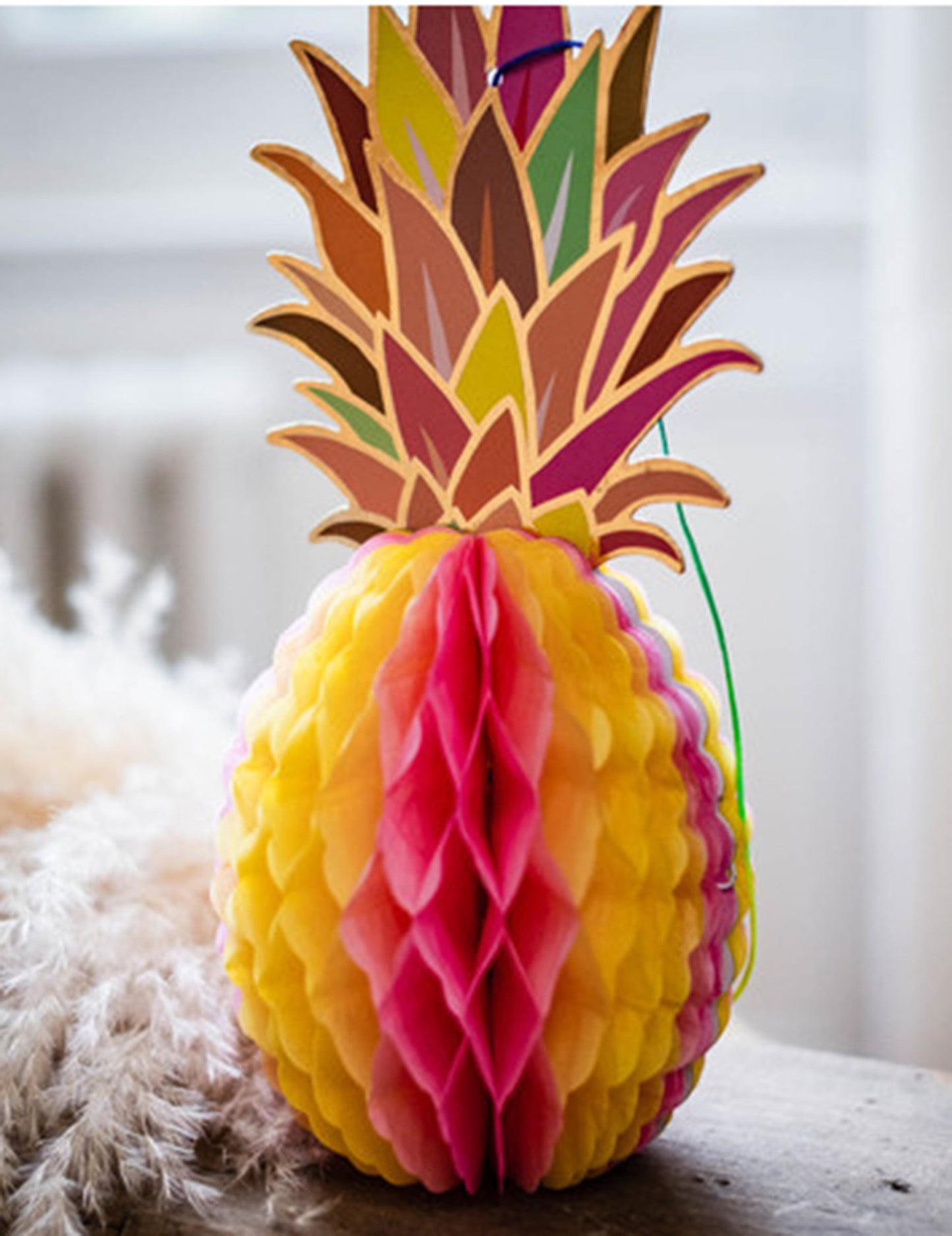 Gros plan sur les détails de la suspension en papier alvéolé ananas multicolore à dorure