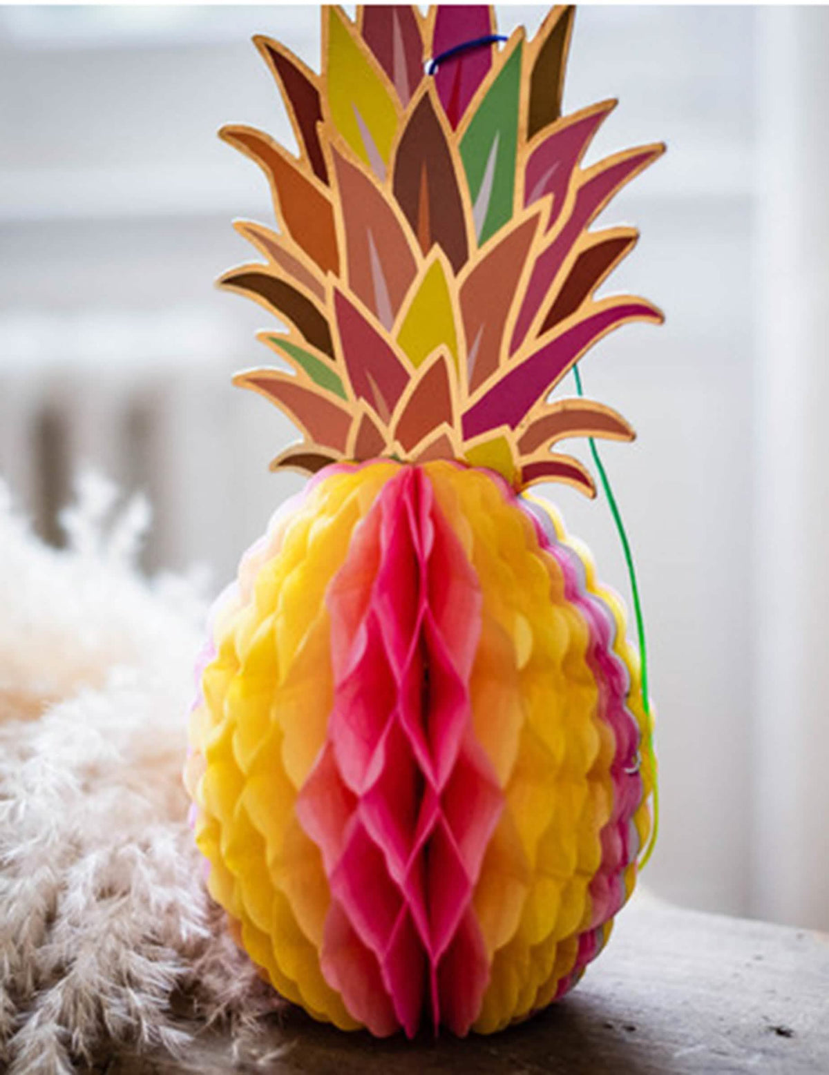 Gros plan sur les détails de la suspension en papier alvéolé ananas multicolore à dorure