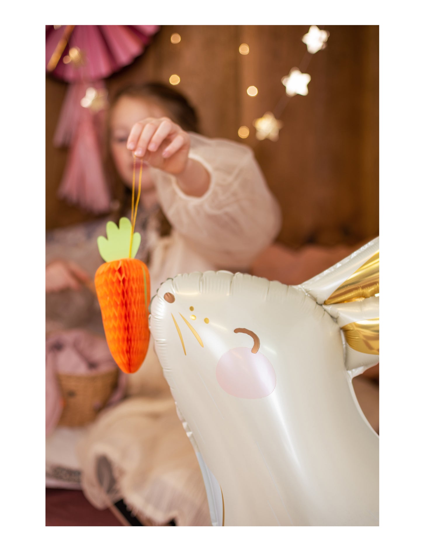 Mise en scène avec un ballon lapin de la suspension en papier alvéolé carotte pour Pâques